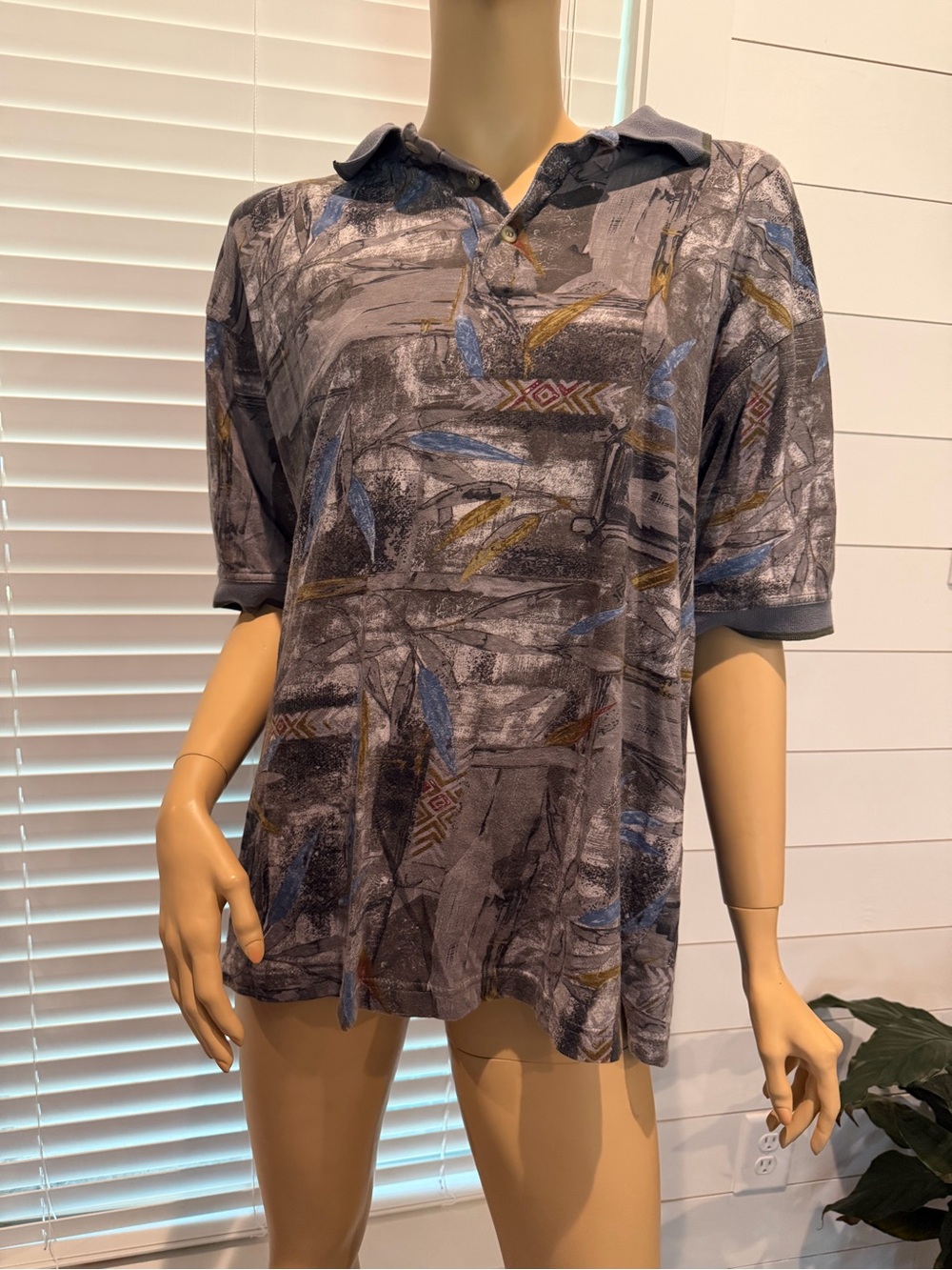 Men's Casual Short-Sleeve Button-Down Shirt in Gray with Blue & Gold Accents